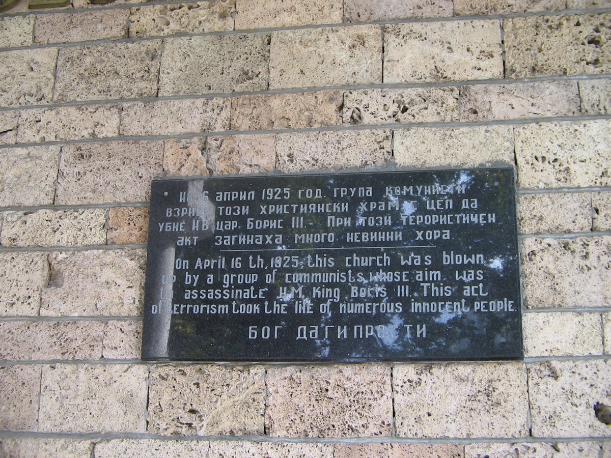 Памятная табличка жертвам теракта, 2005 год. Фото: Konstantin~commonswiki /  Wikimedia  (CC BY-SA 3.0)