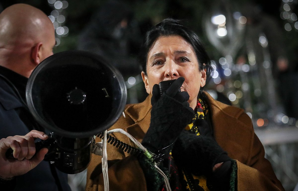 Президент Грузии Саломе Зурабишвили во время акции протеста в связи с избранием Михаила Кавелашвили новым президентом Грузии по итогам голосования в здании парламента во время президентских выборов в Тбилиси, Грузия, 14 декабря 2024 года. Фото: David Mdzinarishvili / EPA-EFE