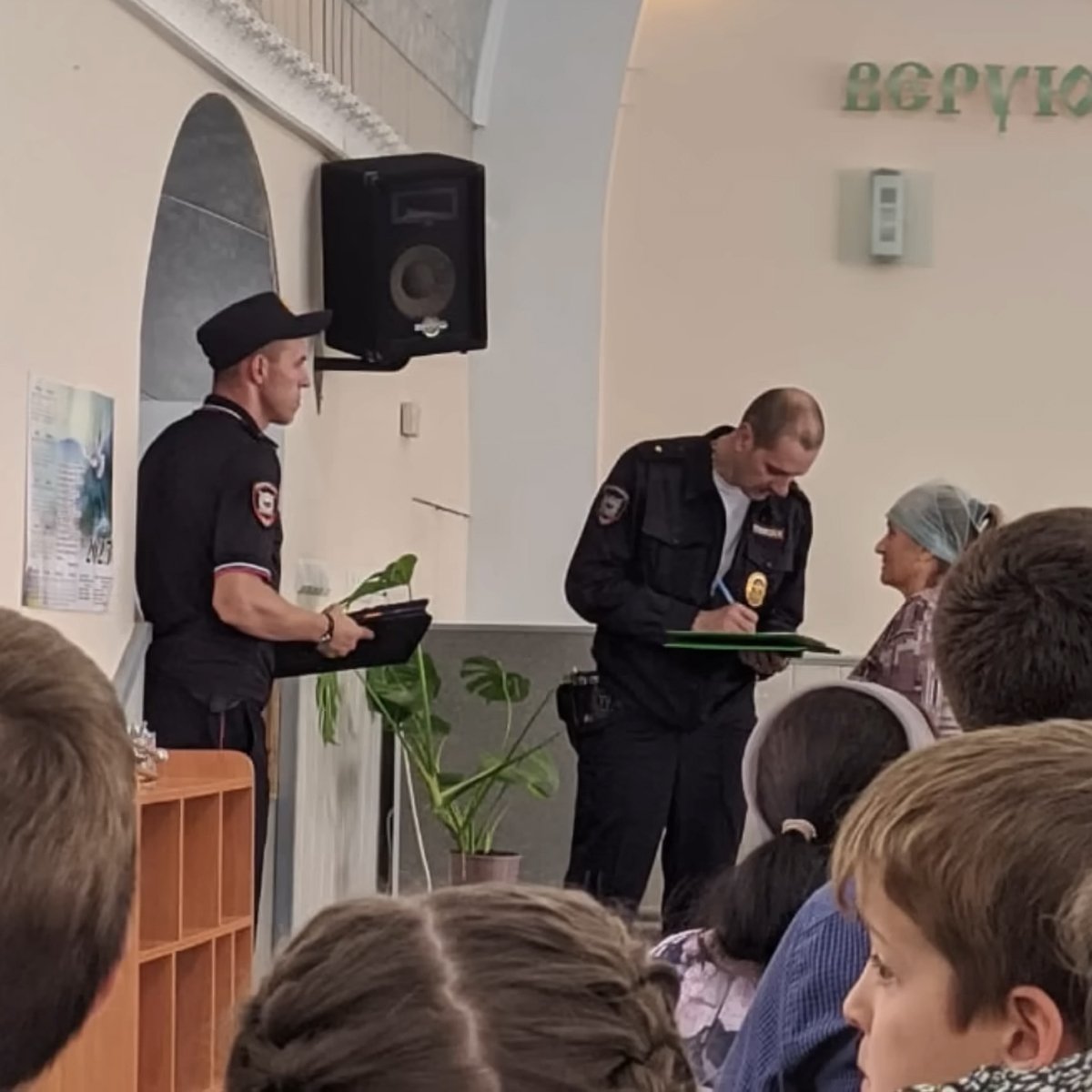 Силовики переписывают данные прихожан в молитвенном доме баптистов, Краснодон, Луганская область, 8 июня 2025 года. Фото:  Жизнь Христиан