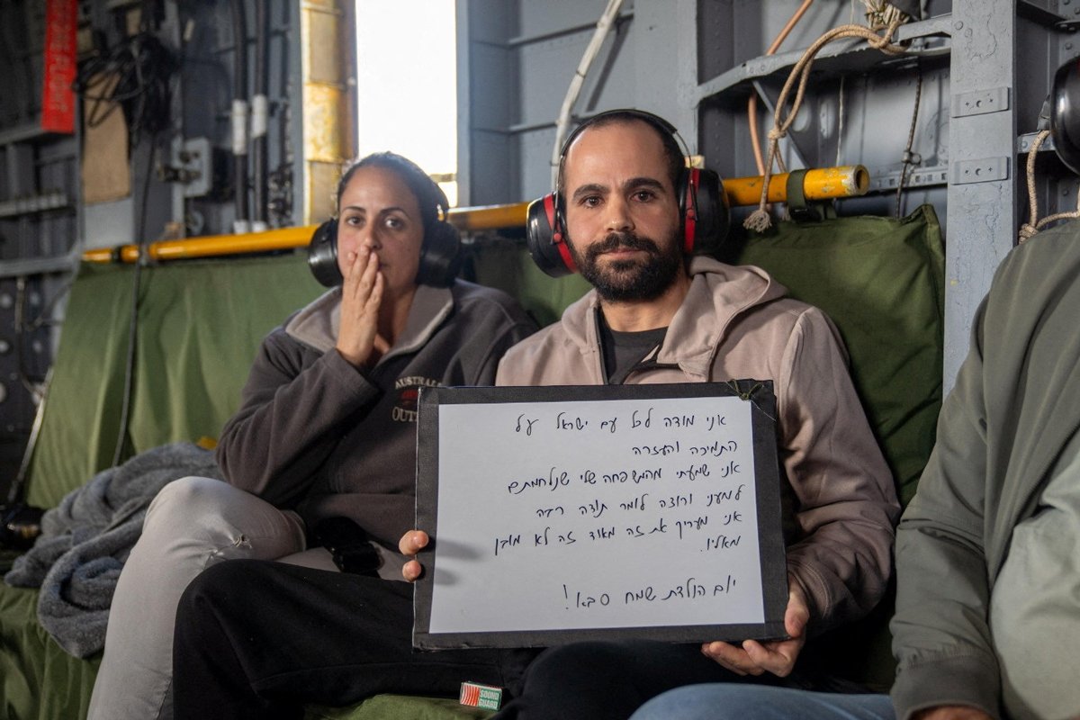 Ярден Бибас после освобождения из плена по пути в больницу, 1 февраля 2025 года. Фото: Israel Defense Forces / Reuters / Scanpix / LETA