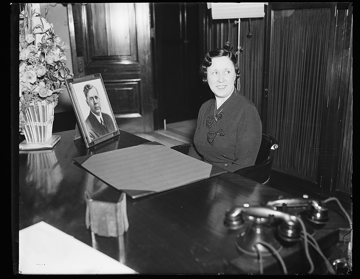 Роуз Лонг за письменным столом с фотографией Хьюи П. Лонга. Фото: Wikimedia