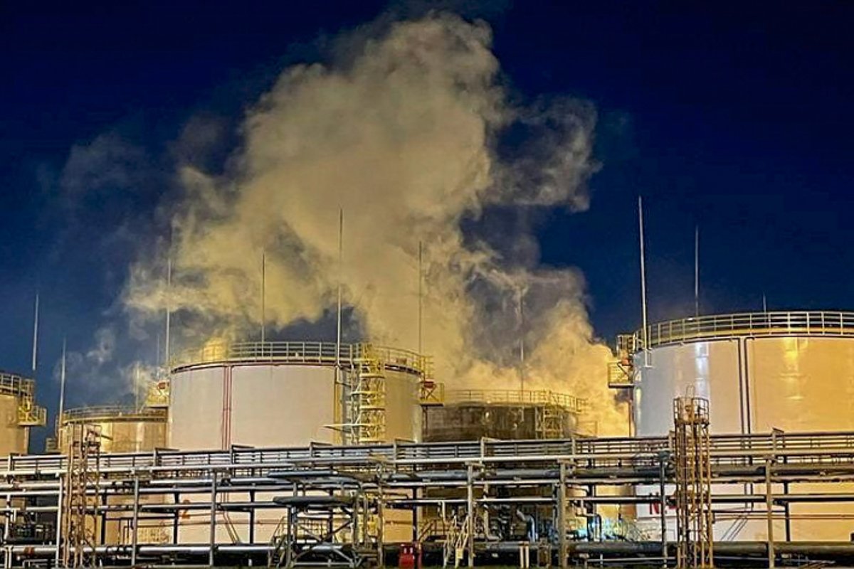 Пожар на нефтеперерабатывающем заводе в Краснодаре после атаки беспилотника. Фото: Пресс-служба губернатора Краснодарского края / EPA / Scanpix