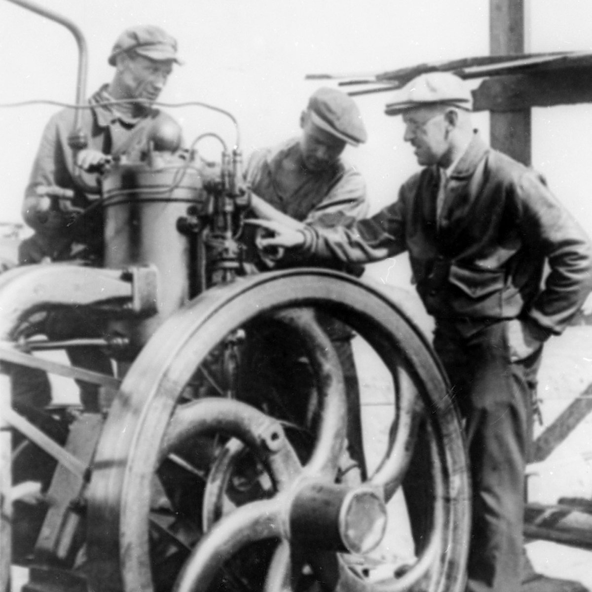Американский инженер обучает российских рабочих уходу за двигателем в районе Магнитогорска, 14 ноября 1930 года. Фото: AP Photo / Scanpix / LETA