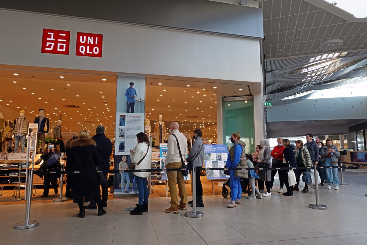Очередь в магазин одежды Uniqlo в Москве, 11 марта 2022 года. Фото: Максим Шипенков / EPA