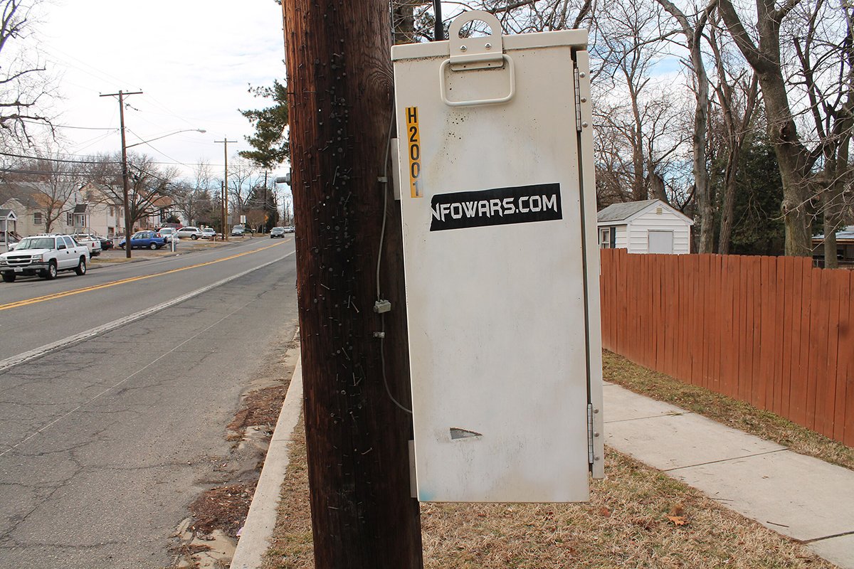 Наклейка infowars.com , Белтсвилл, штат Мэриленд. Фото: Elvert Barnes (CC BY-SA 2.0) / Wikipedia