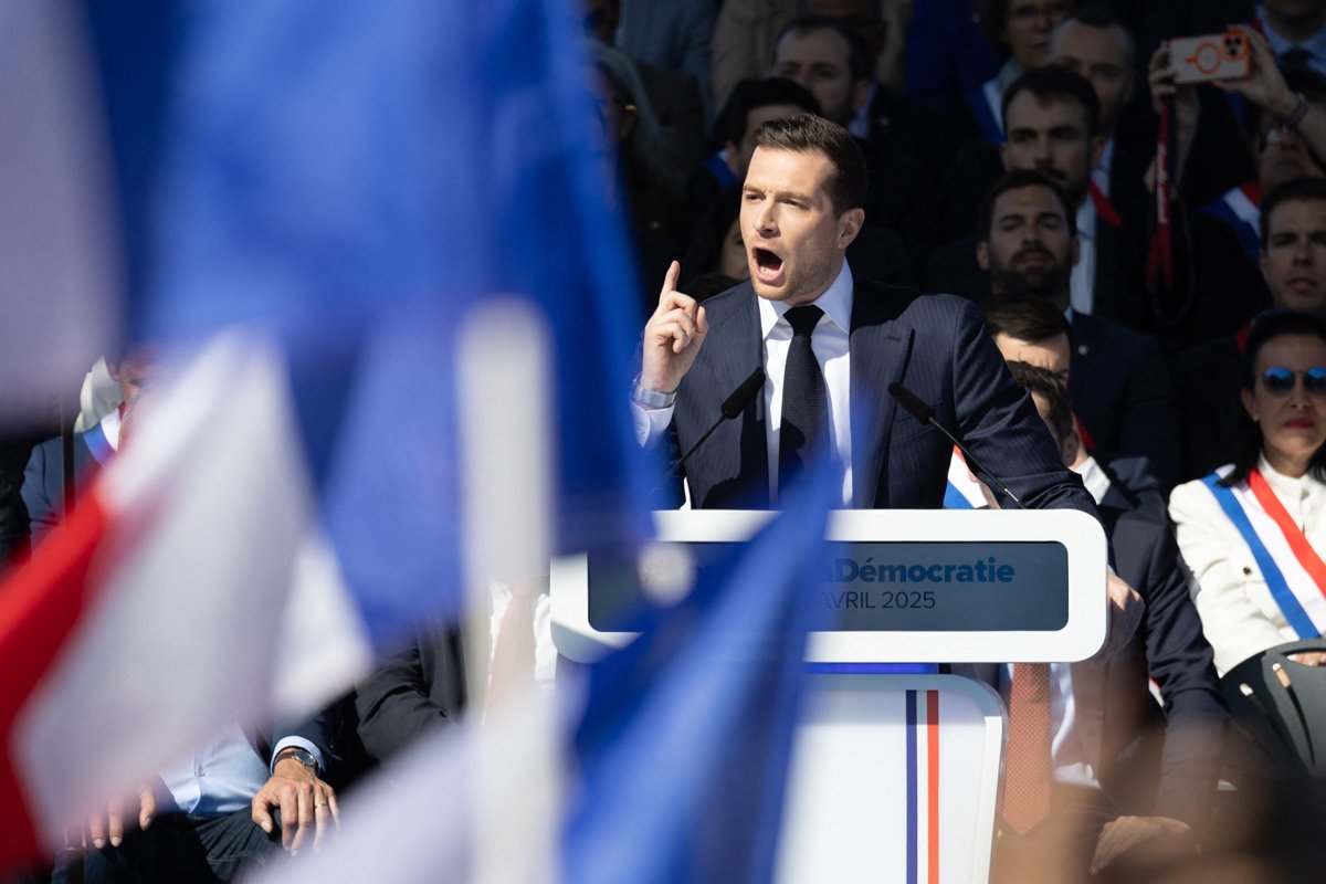 Жордан Барделла на митинге сторонников «Национального Объединения» в Париже, 6 апреля 2025 года. Фото: Lafargue Raphael / Abaca / Shutterstock / Rex Features / Vida Press