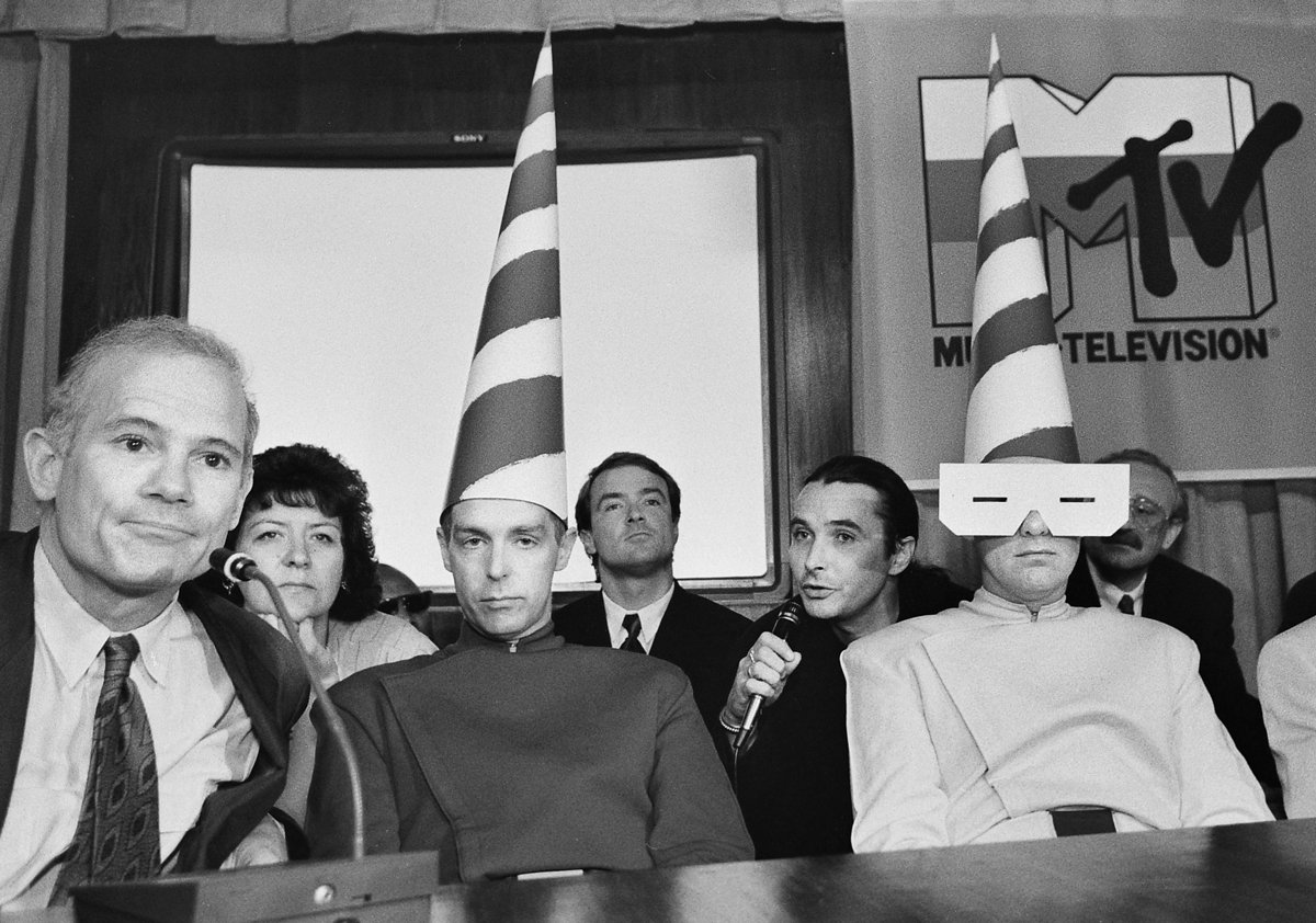 Участники группы Pet Shop Boys и журналист Андрей Орлов (в центре) на презентации от телеканала MTV в Москве, 12 июля 1993 года. Фото: Александр Потапов / Коммерсантъ / Sipa USA / Vida Press