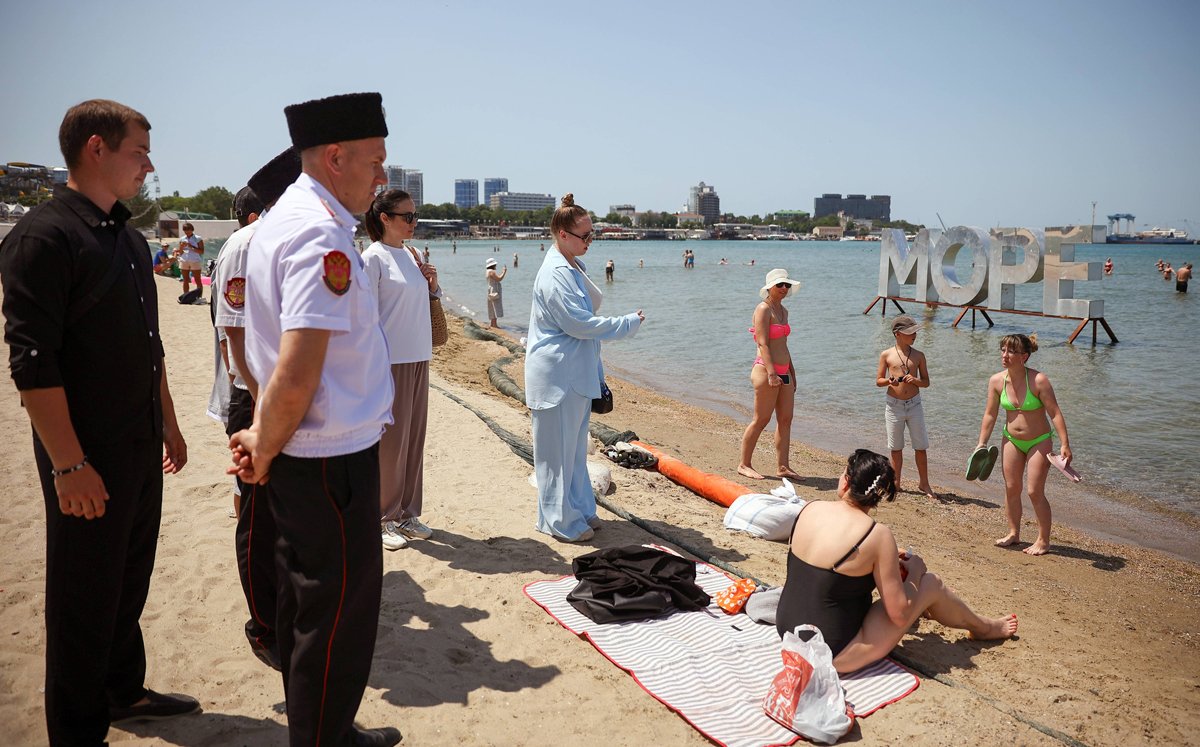 Казаки патрулируют пляж в Анапе, 8 июня 2025 года. Фото: Виталий Тимкив / Спутник / Imago Images / Scanpix / LETA
