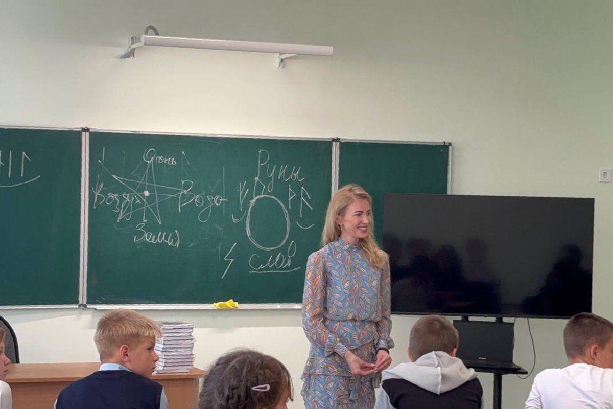 Наталья Поклонская на открытом уроке в одной из школ Херсонской области, 11 сентября 2024 года. Фото из телеграм-канала Поклонской .