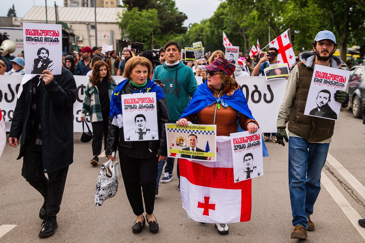 Демонстранты с портретами задержанных на декабрьских акциях на шествии в Тбилиси, 4 мая 2025 года. Фото: Ilya Vaga / ZUMA Press Wire / Shutterstock / Rex Features / Vida Press