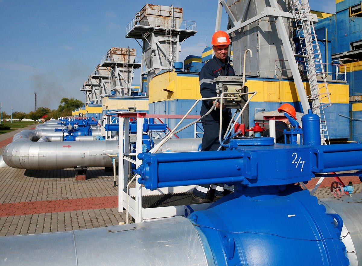 Сотрудник газокомпрессорной станции возле Ужгорода, Украина, 7 октября 2021 года. Фото: Gleb Garanich / Reuters / Scanpix / LETA