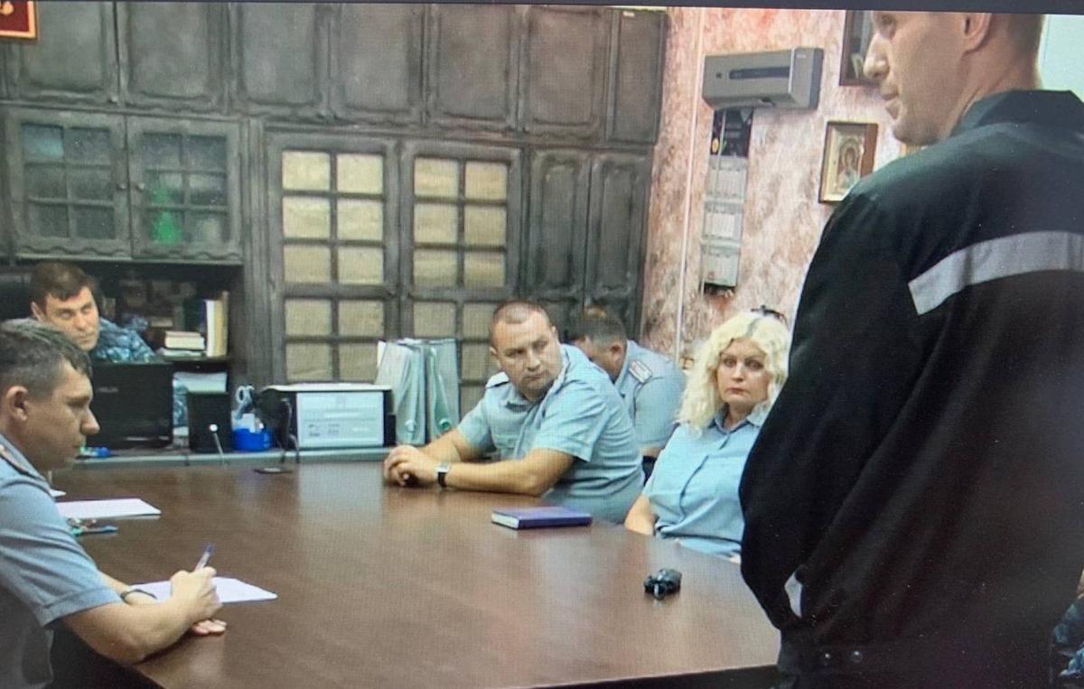 Алексей Навальный в кабинете начальника ИК-6 Дмитрия Ножкина, фото: РДК