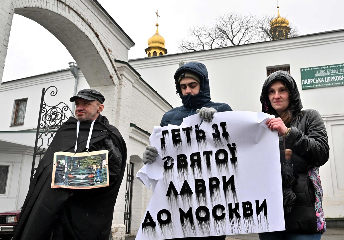 Протестующие против УПЦ у входа в Киево-Печерскую лавру, Украина, 28 марта 2023 года. Фото: Sergei Supinsky / AFP / Scanpix / LETA