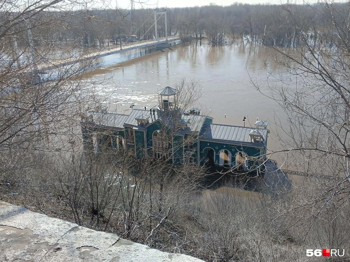 Набережную до сих пор восстанавливают. Фото: Владислав Митрошин /  56.RU