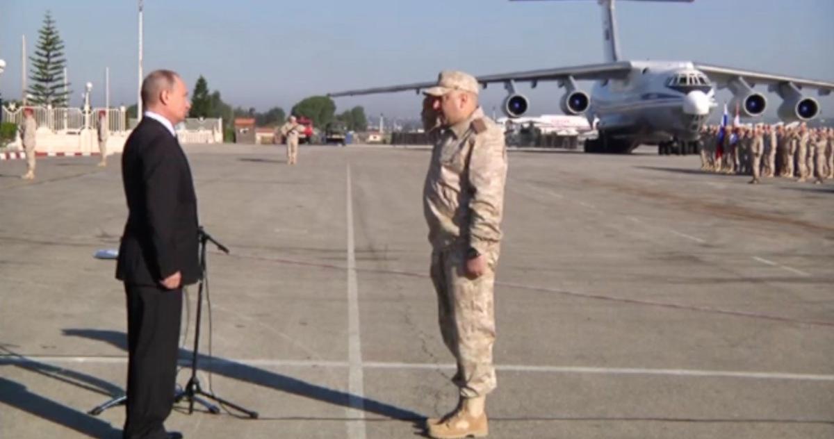 Владимир Путин и Сергей Суровикин на авиабазе Хмеймим в Сирии, 2017 г. Фото: скрин видео