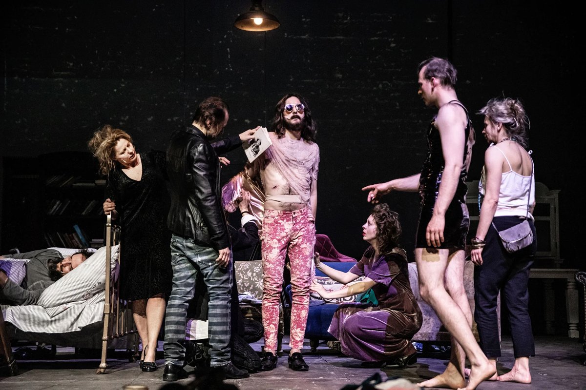 Сцена из спектакля «Imagine». Фото: Natalia Kabanow /  Powszechny