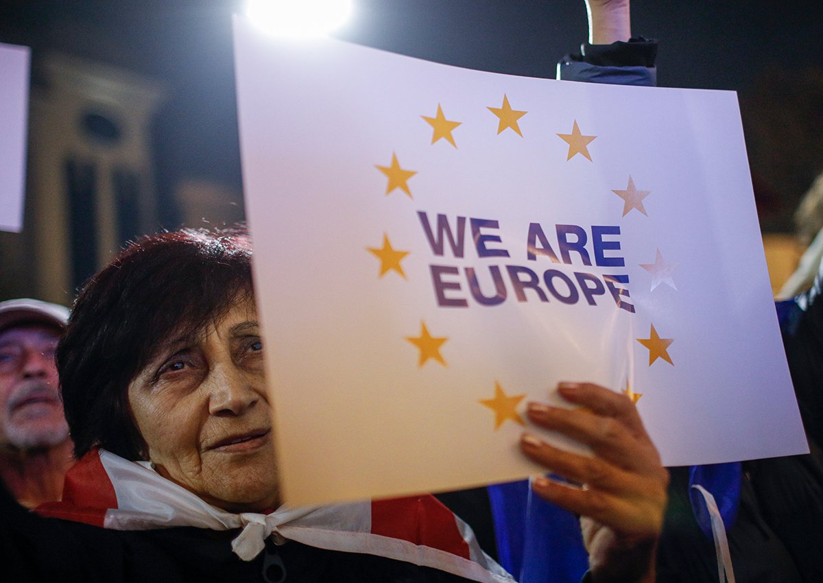 Акция против результатов выборов перед зданием парламента в Тбилиси, 11 ноября 2024 года. Фото: David Mdzinarishvili / EPA