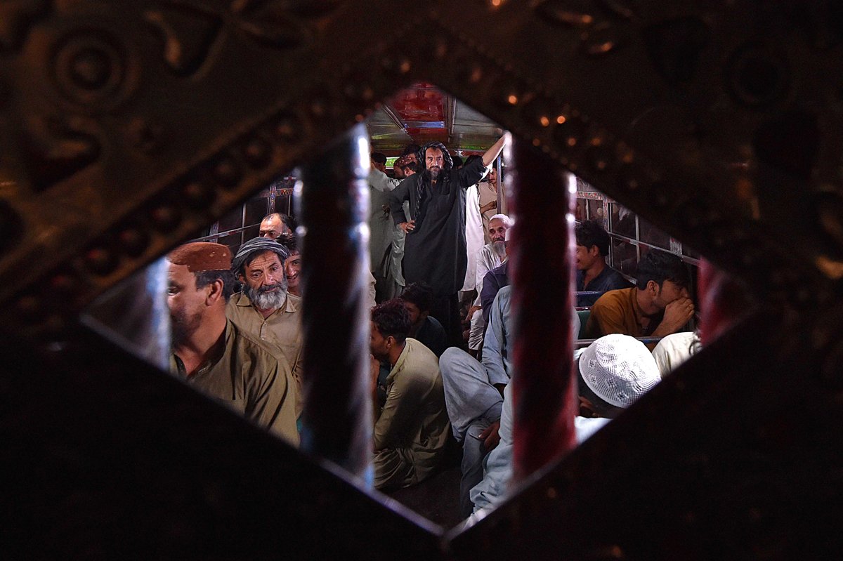 Предположительно незарегистрированные мигранты и афганские беженцы в автобусе после задержания во время полицейского рейда в Карачи, Пакистан, 11 ноября 2023 года. Фото: Shahzaib Akber / EPA