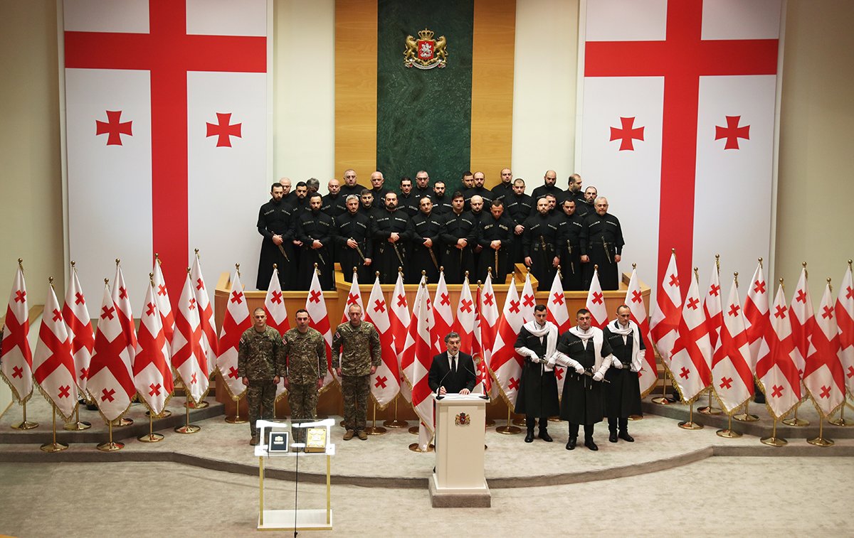 Выдвинутый «Грузинской мечтой» и избранный президент Грузии Михаил Кавелашвили приводится к присяге в парламенте в Тбилиси, 29 декабря 2024 года. Фото: Irakli Gedenidze / EPA