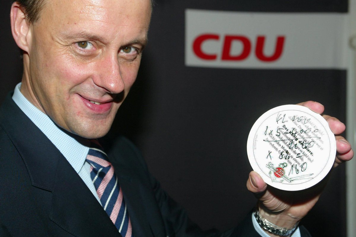 Фридрих Мерц с пивным подстаканником, на котором он записал формулу налоговой реформы, 2004 год. Фото: Pollex / Action Press / Vida Press