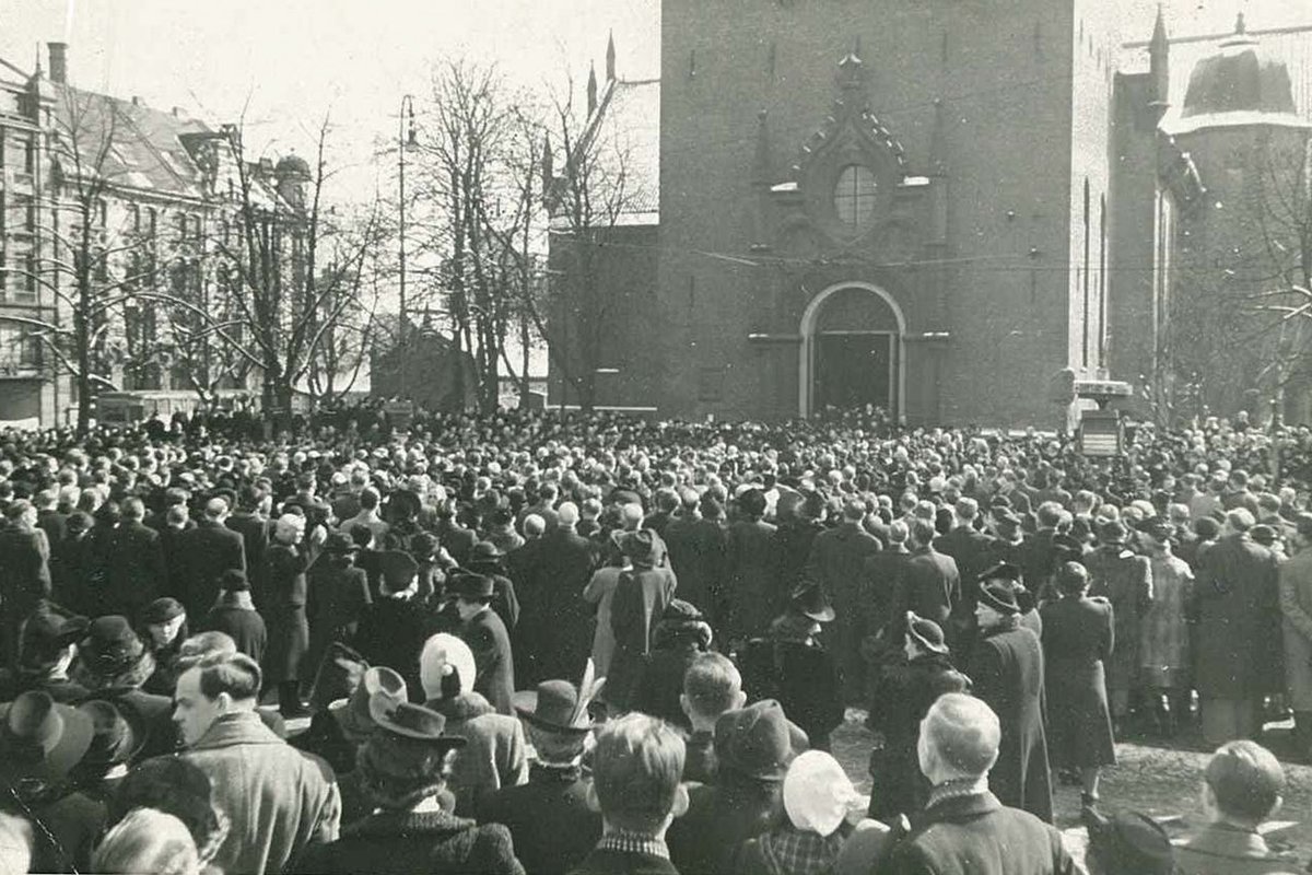 Люди на площади перед кафедральным собором в Осло, Норвегия, апрель 1942 года. Фото: WS Collection / Alamy / Vida Press
