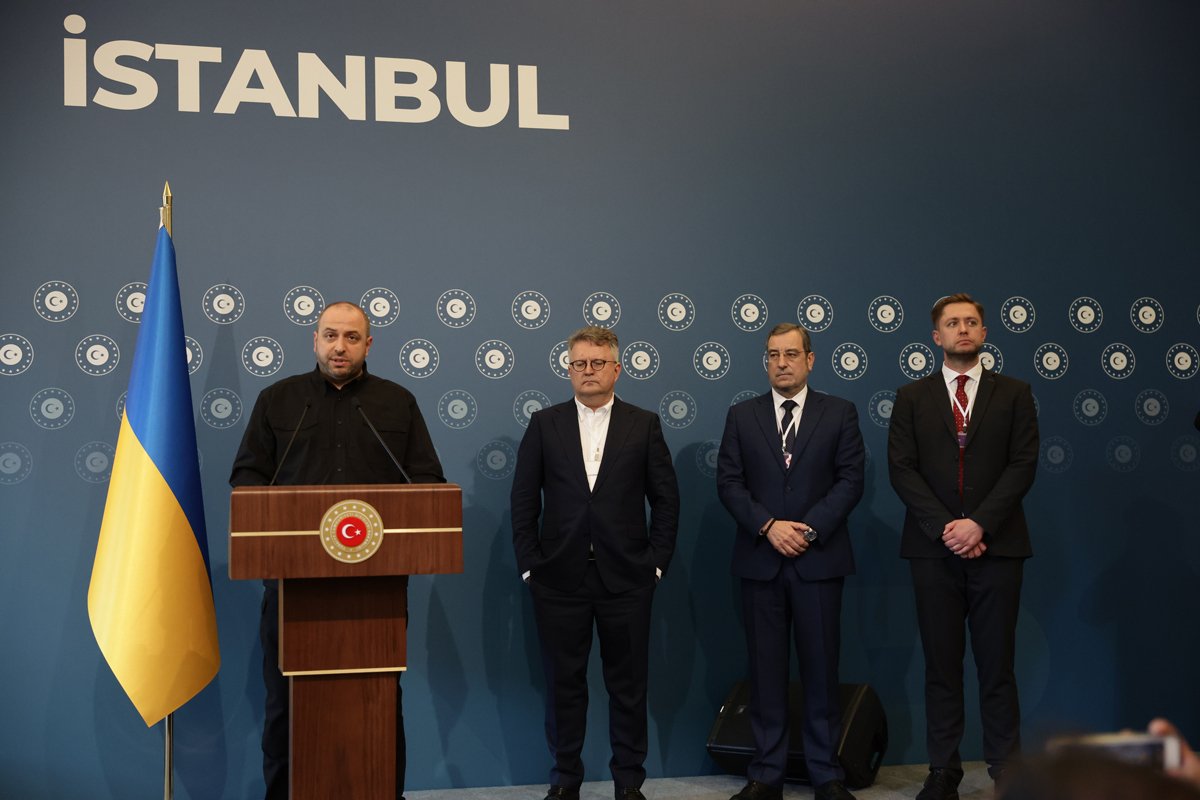 Министр обороны Украины Рустем Умеров (слева) делает заявление в рамках второй встречи российской и украинской делегаций на переговорах в Стамбуле, Турция, 2 июня 2025 года. Фото: Erdem Sahin / EPA