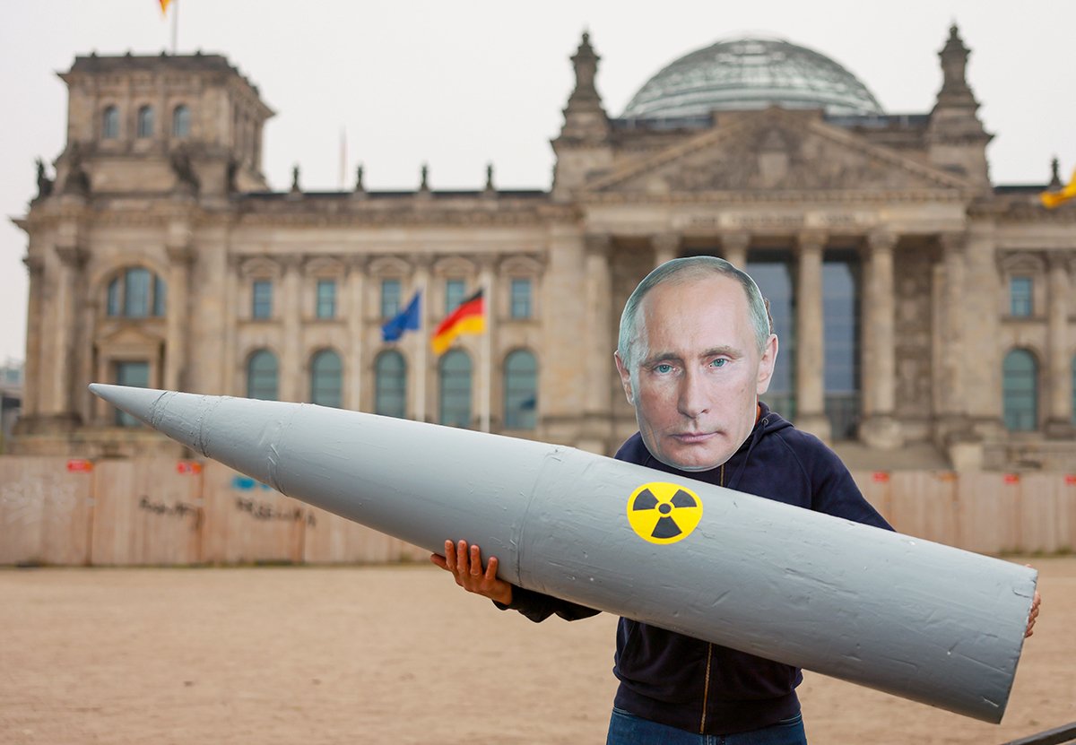 Активист движения за мир в маске Владимира Путина во время акции протеста перед зданием Рейхстага в Берлине, Германия, 18 апреля 2025 года. Фото: Hannibal Hanschke / EPA-EFE