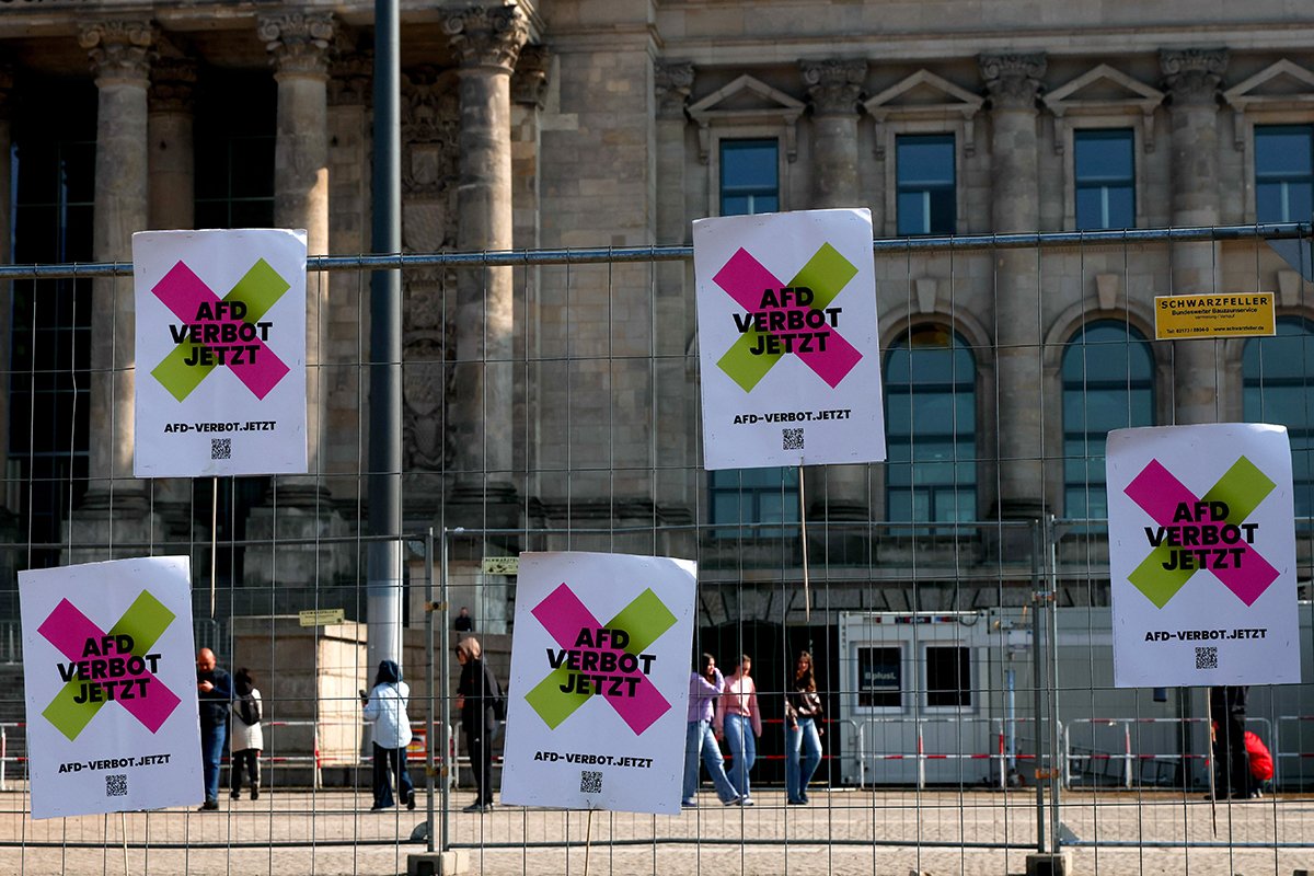 Плакаты с надписью «Запретить АДГ сейчас» перед зданием Рейхстага, Берлин, Германия, 25 марта 2025 года. Фото: Filip Singer / EPA-EFE
