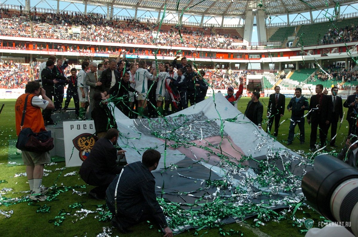 Игроки футбольного клуба «Терек» празднуют победу в Кубке России, 2004 год. Фото:  ФК «Ахмат»