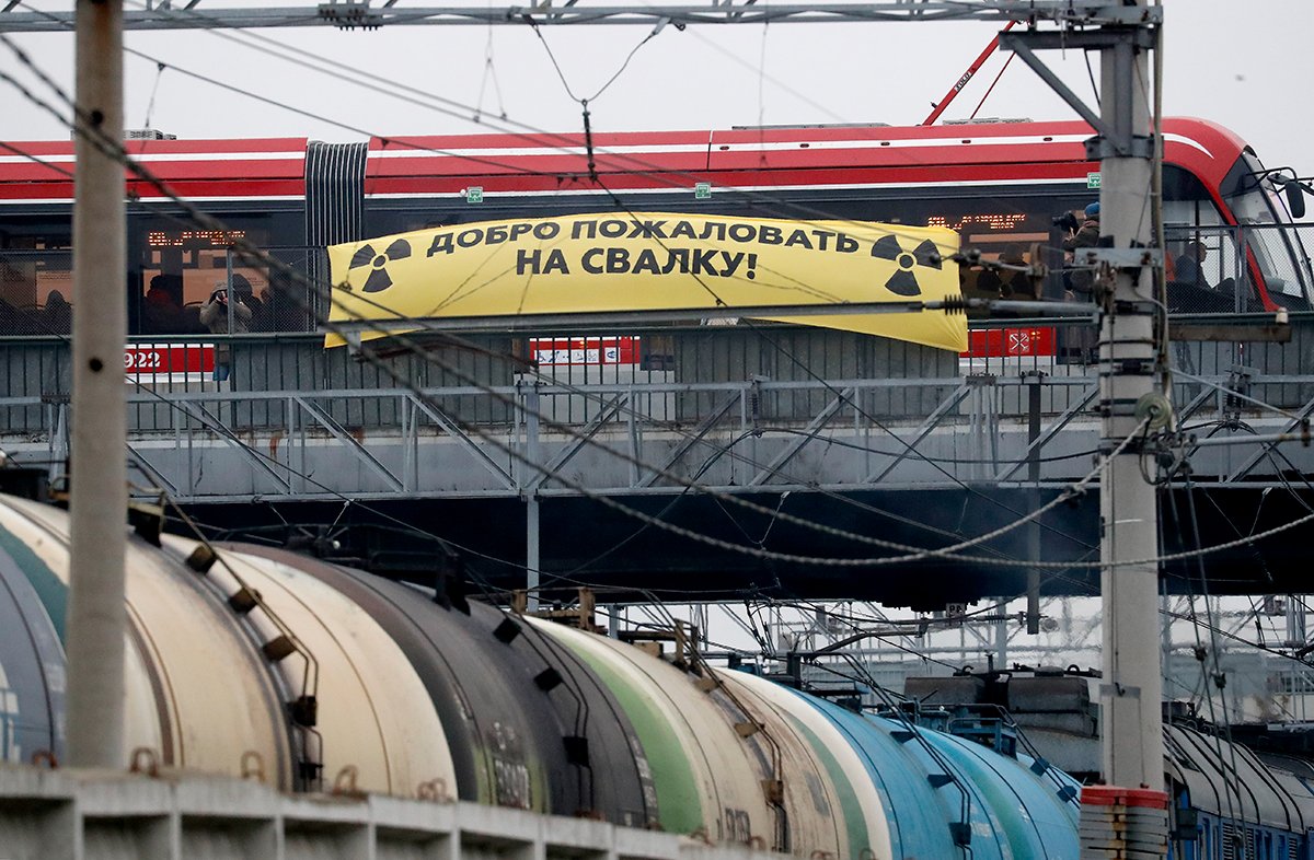 Акция экологической организации Greenpeace против ввоза в Россию отработавшего ядерного топлива из Германии в Санкт-Петербурге, Россия, 28 ноября 2019 года. Фото: Анатолий Мальцев / EPA