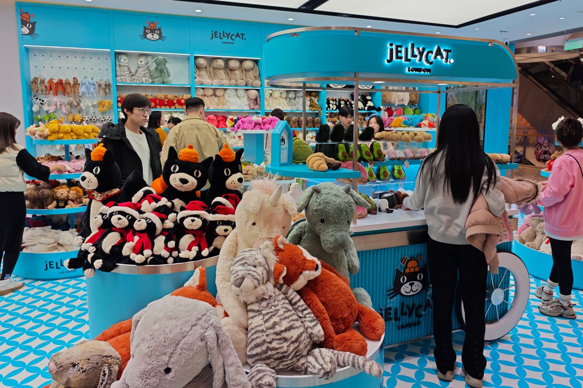Магазин игрушек Jellycat, Шанхай, Китай, 4 декабря 2024 года. Фото: CFoto / ddp / Vida Press