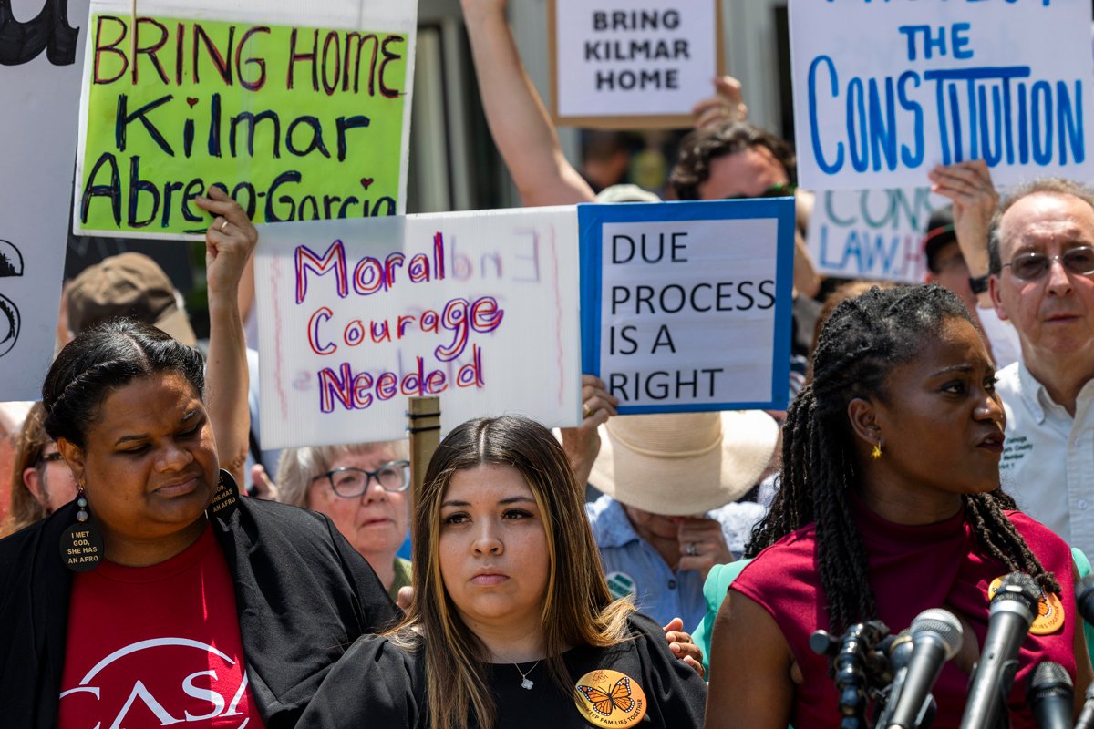 Дженнифер Васкес Сура (в центре), жена Килмара Абрего Гарсиа, на митинге в поддержку возвращения из Сальвадора её мужа у здания федерального суда в Гринбелте, Мэриленд, США, 16 мая 2025 года. Фото: Shawn Thew / EPA