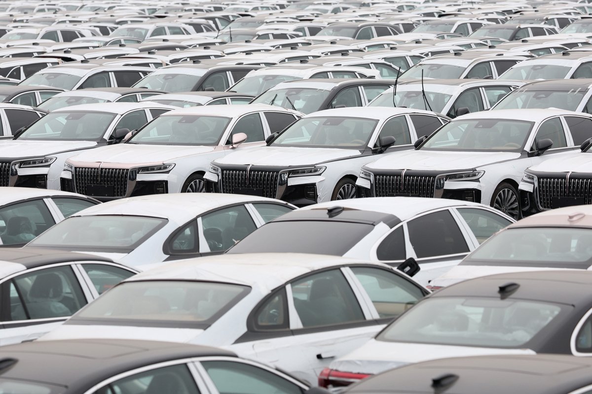 Новые автомобили на площадке автодилера китайских брендов в Подмосковье, 11 февраля 2025 года. Фото: Максим Шипенков / EPA