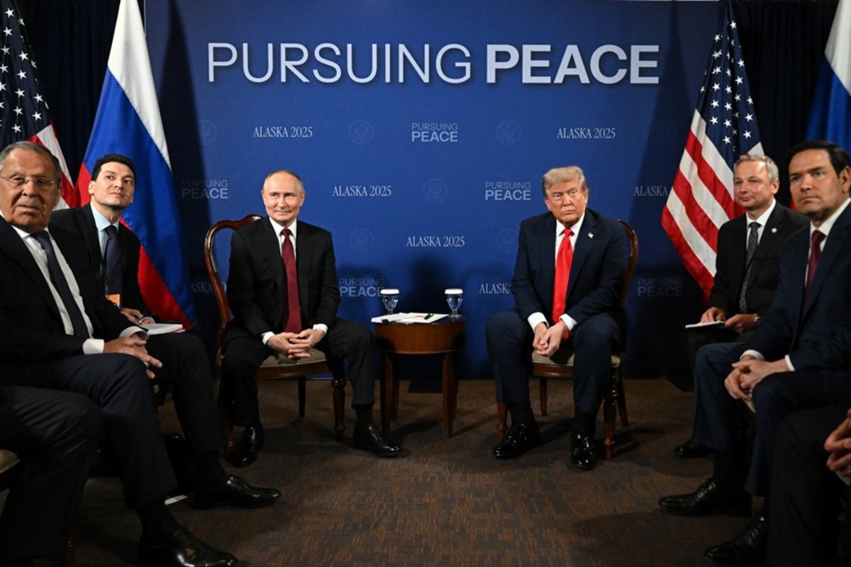 Владимир Путин и президент США Дональд Трамп присутствуют на встрече на совместной базе Элмендорф-Ричардсон в Анкоридже. Фото: Сергей Бобылев / SPUTNIK / KREMLIN POOL