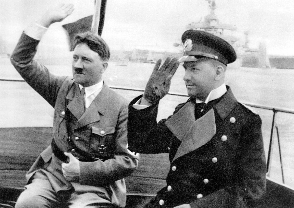 Адольф Гитлер и Эрих Редер, 1933 год. Фото: Shutterstock / Rex Features / Vida Press