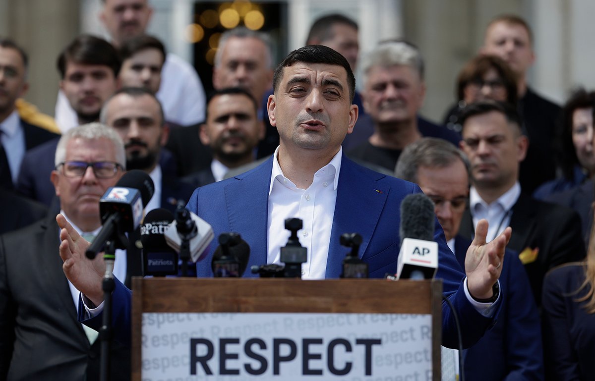 Джордже Симион на пресс-конференции перед зданием парламента, Бухарест, Румыния, 18 Мая 2025 года. Фото: Robert Ghement / EPA-EFE