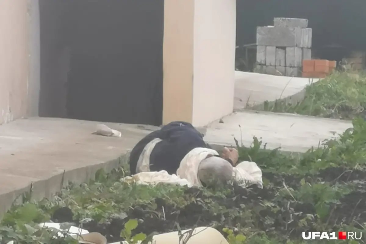 Тело 81-летнего постояльца, который пытался сбежать из пансионата «Моя семья». Фото:  UFA1.RU