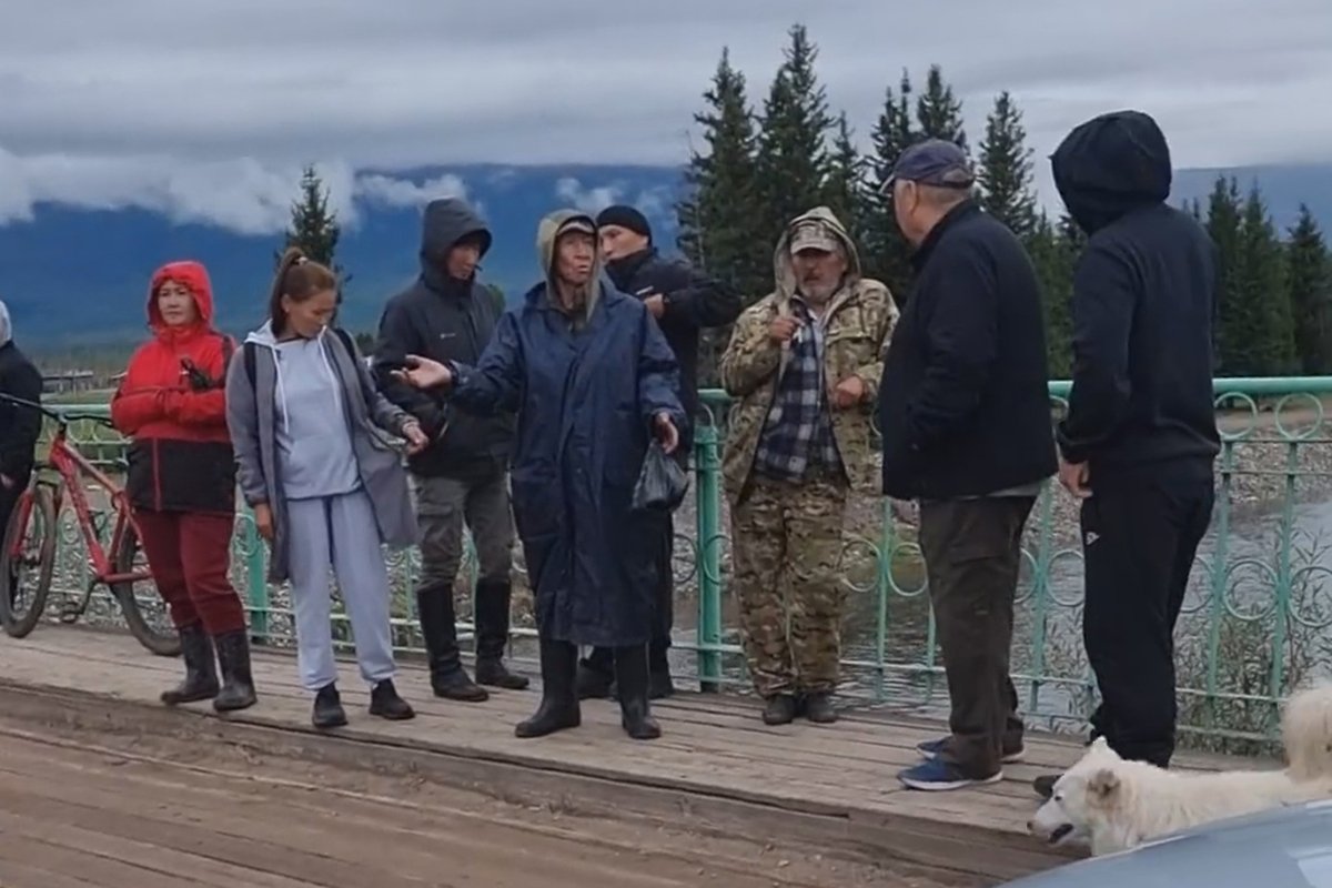 Жители села Сайлыг, перекрывшие мост, Тыва, 6 сентября 2025 года. Фото: Сибирский Экспресс /  Telegram