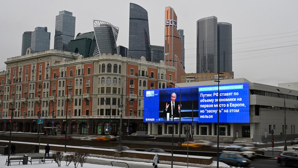Билборд с изображением Владимира Путина во время ежегодной пресс-конференции и прямой линии в Москве, 19 декабря 2024 года. Фото: Дмитрий Серебряков / AP Photo / Scanpix / LETA