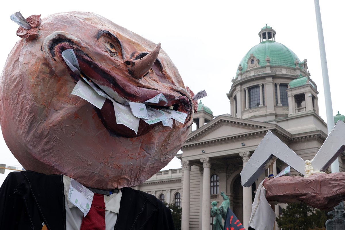Чучело на митинге в Белграде, 15 марта 2025 года. Фото: Andrej Cukic / EPA