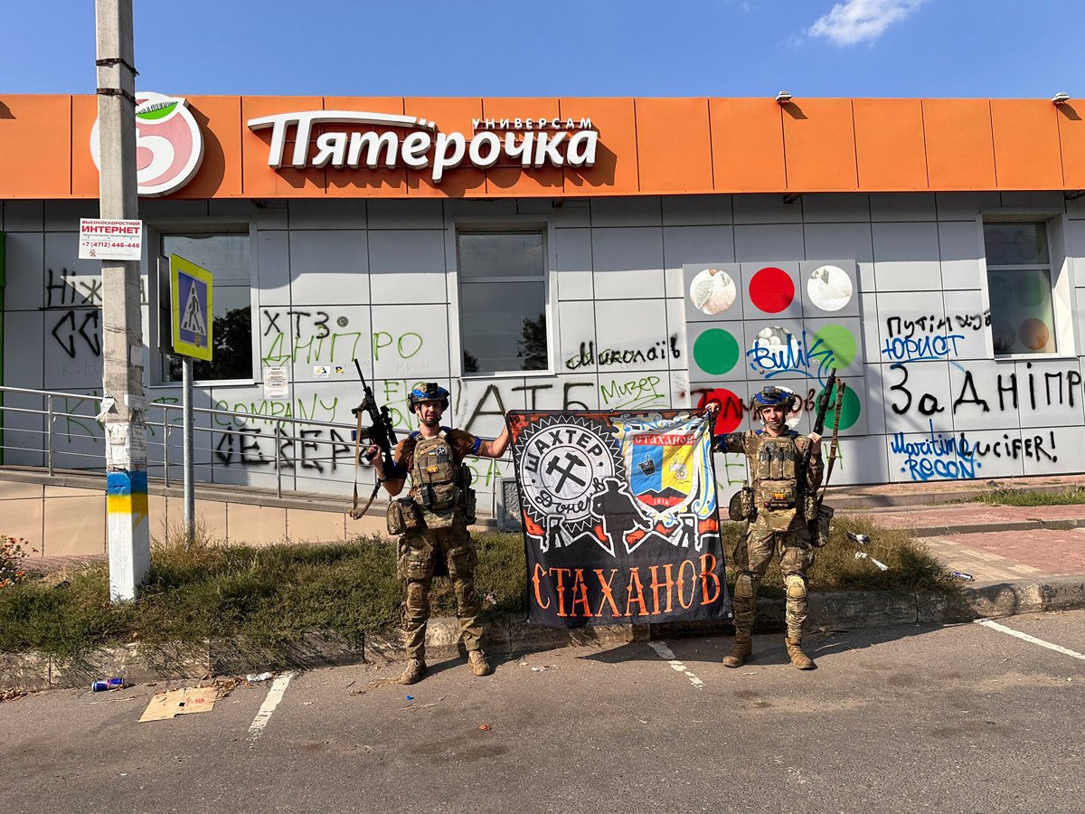 Виталий «Нанаец» Овчаренко (слева) в Судже, Курская область, сентябрь 2024 года. Фото: @Vit_Ovchar /  X