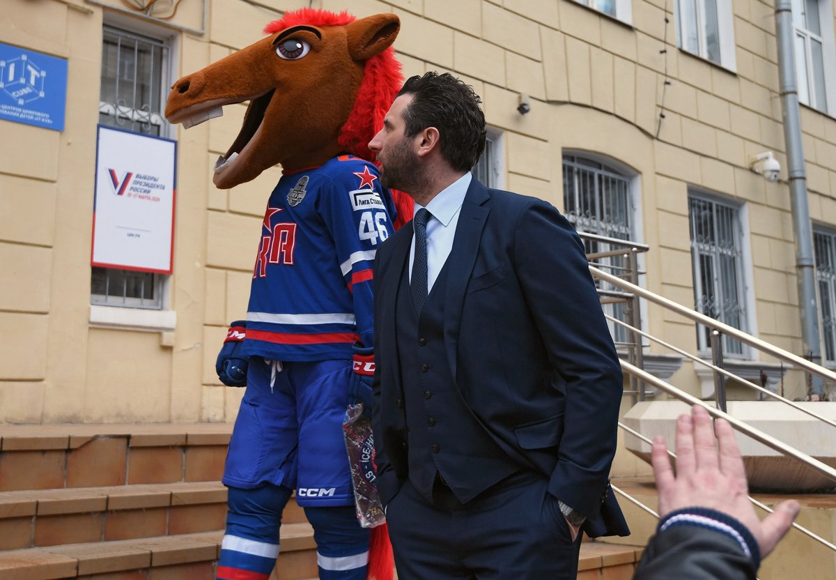 Талисман Конь-Огонь СКА и Роман Ротенберг у избирательного участка во время президентских выборов, Санкт-Петербург, 15 марта 2024 года. Фото: Евгений Павленко / Коммерсантъ / Sipa USA / Vida Press