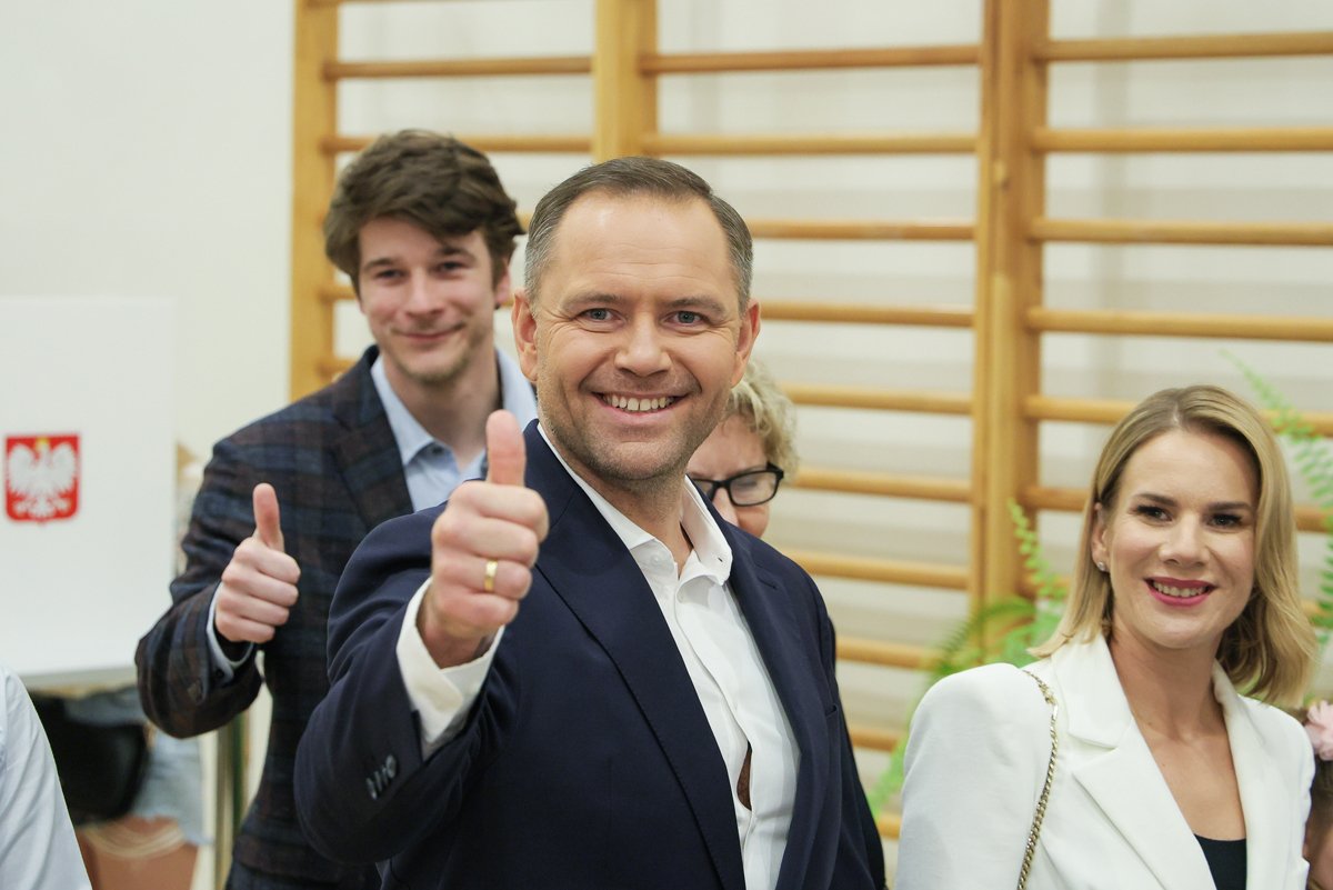 Кароль Навроцкий с супругой и сыном голосует на избирательном участке в Варшаве, 1 июня 2025 года. Фото: Pawel Supernak / EPA-EFE