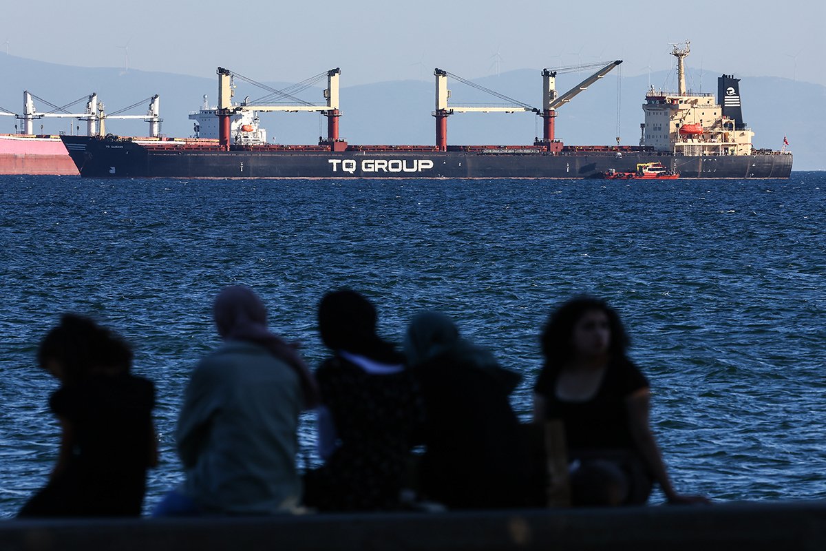 Последнее судно-зерновоз, покинувшее украинский порт с тех пор, как Россия днем ранее вышла из Соглашения о зерновом коридоре, 18 июля 2023, Стамбул, Турция. Фото: Sedat Suna / EPA-EFE