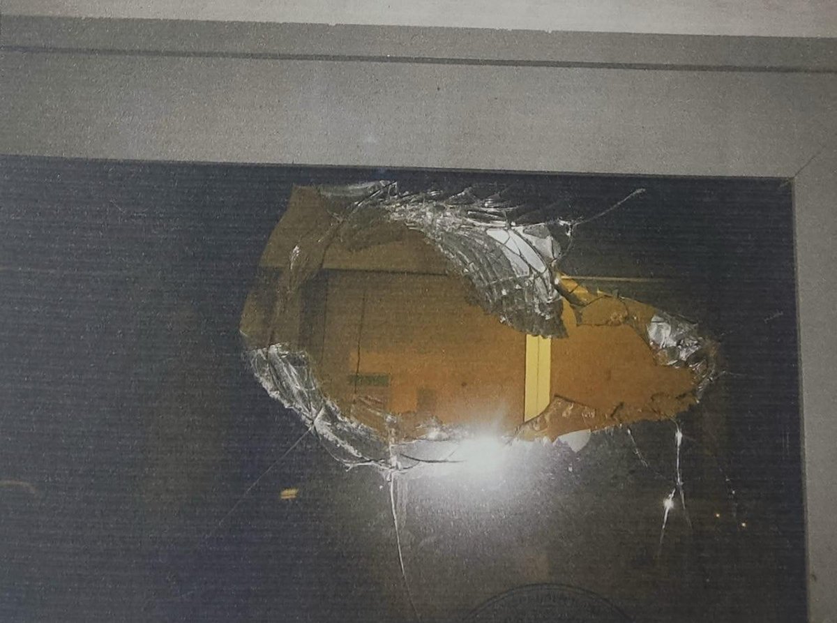 Зафиксированное повреждение военкомата. Фото: из материалов дела