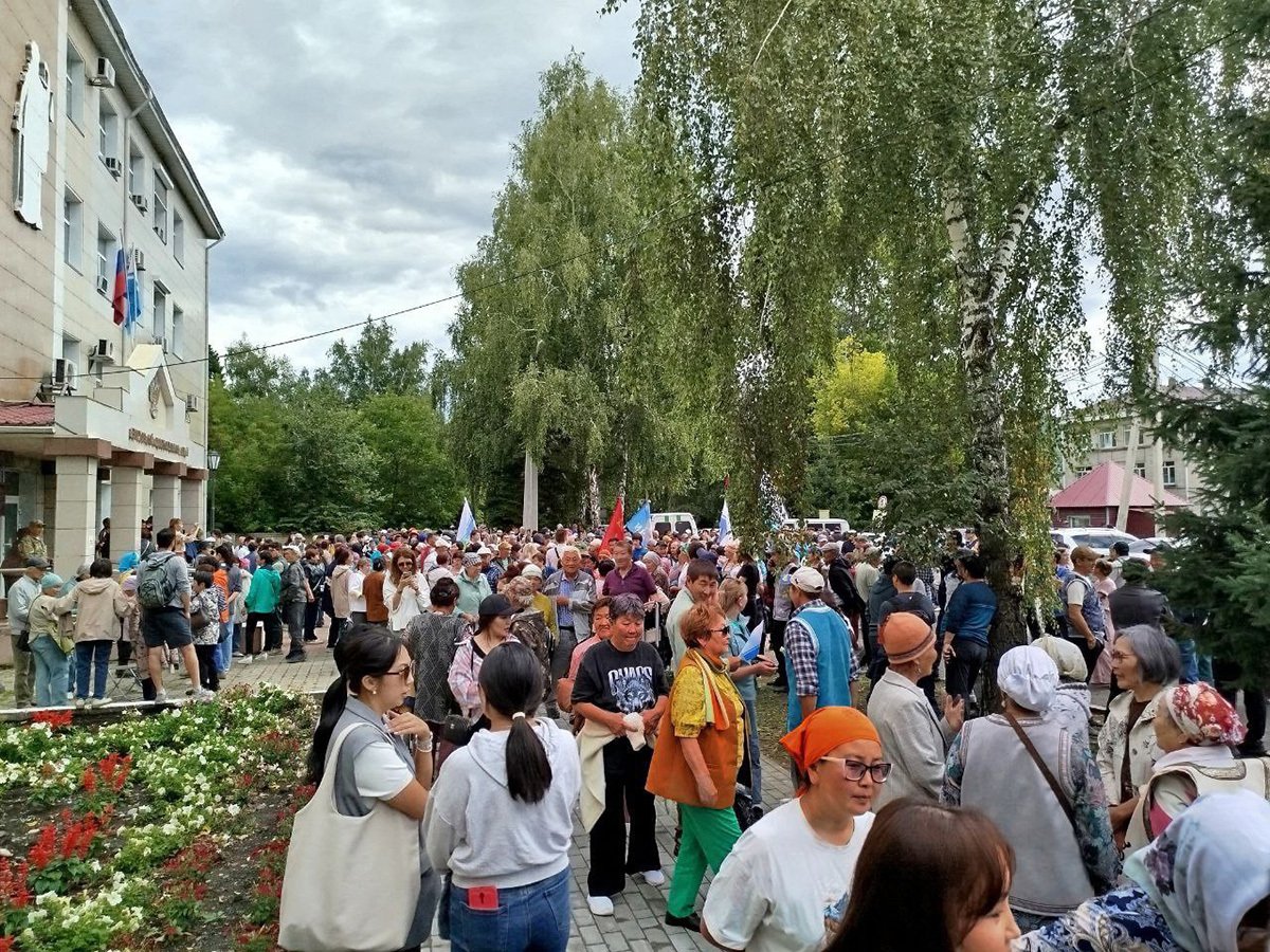 У верховного суда Республики Алтай, 18 августа 2025 года. Фото: Владимир Пастухов / «Пастухов на связи»