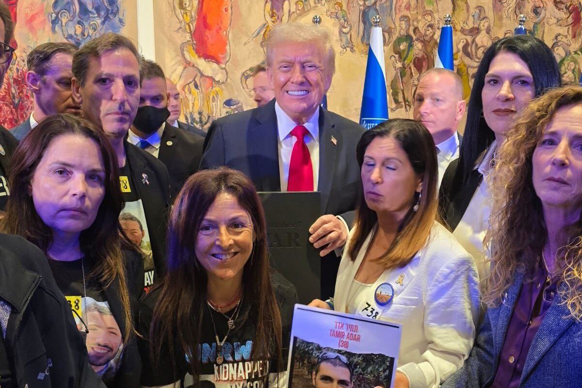 Дональд Трамп с представителями родственников освобожденных, Израиль, 13 октября 2025 года. Фото: Форум семей заложников