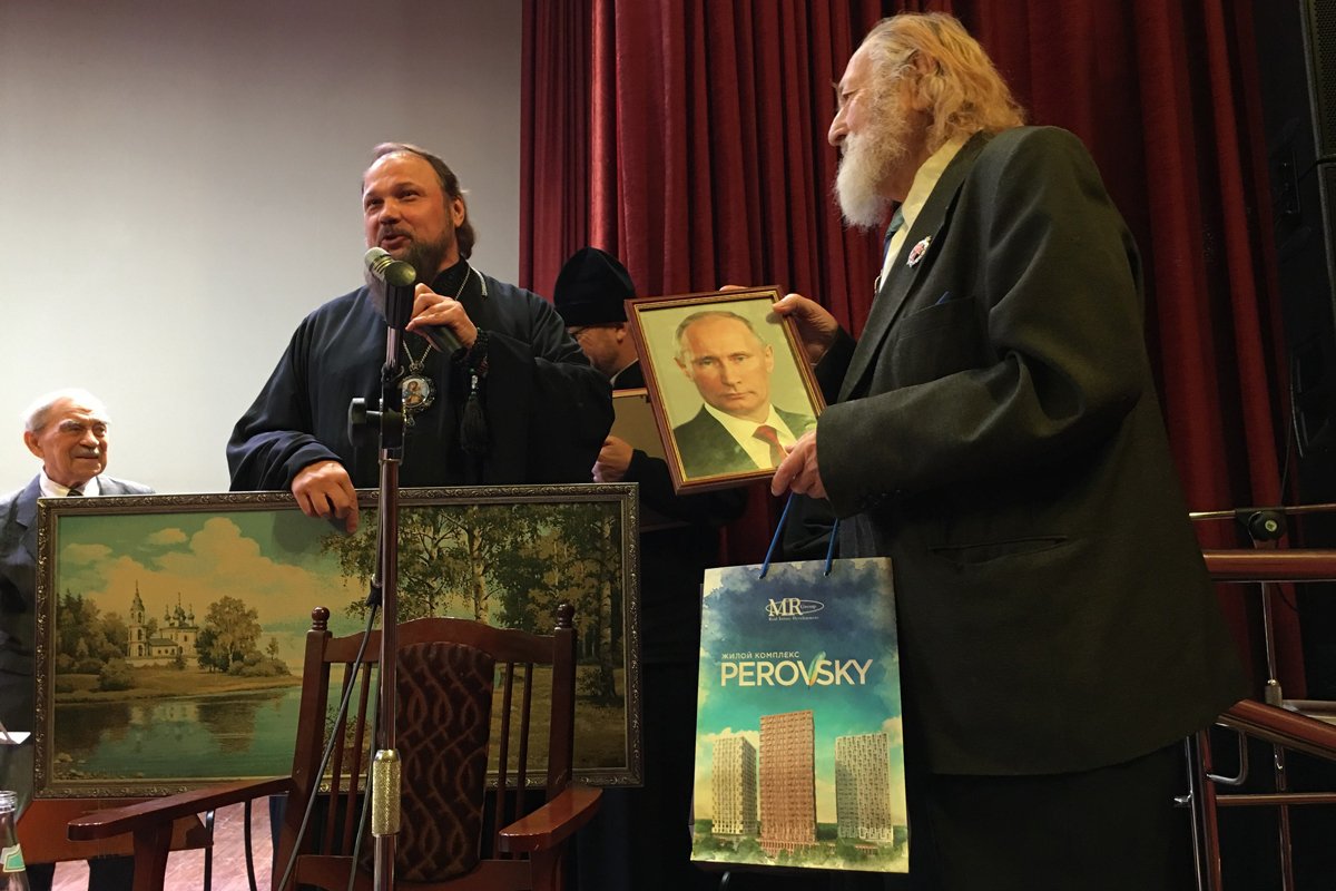 Архиепископу Питириму вручают портрет Путина. Фото с личной страницы в  VK