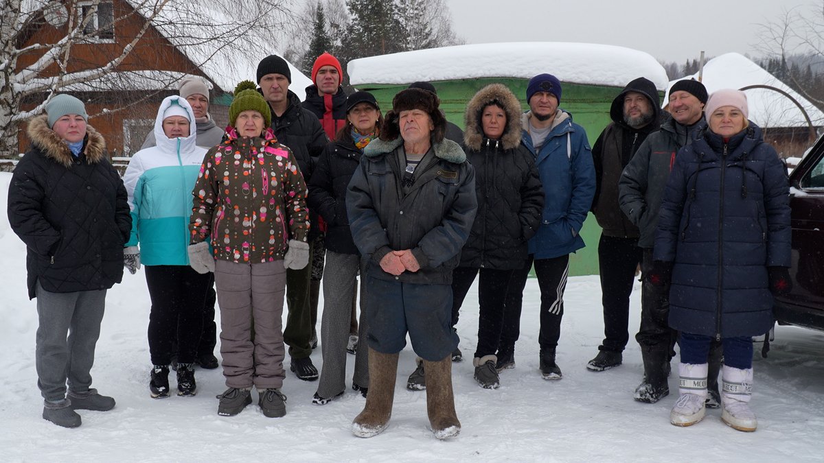 Жители поселка Берензас записывают обращение собственникам «Сибантрацит», выступая против строительства угольной инфраструктуры рядом со своими домами, Кемеровская область