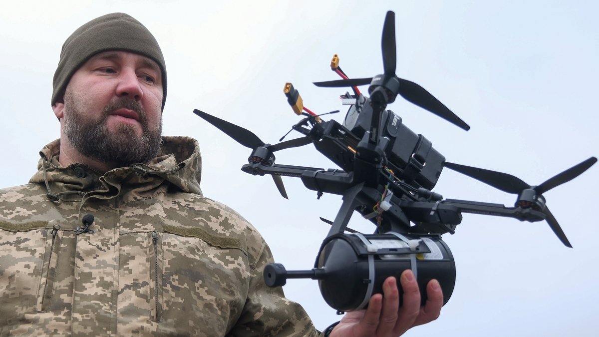 Украинский военнослужащий испытывает дрон на оптоволоконном управлении, Украина, 29 января 2025 года. Фото: Vitalii Nosach / EPA